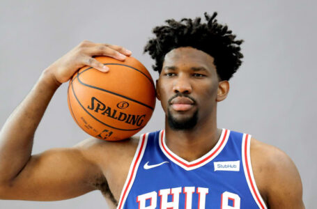 Joel Embiid firma nuevo contrato