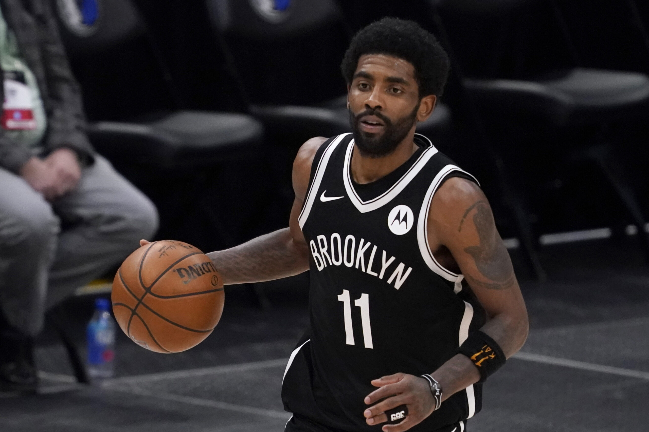 Kyrie Irving no podrá jugar hasta que no se vacune