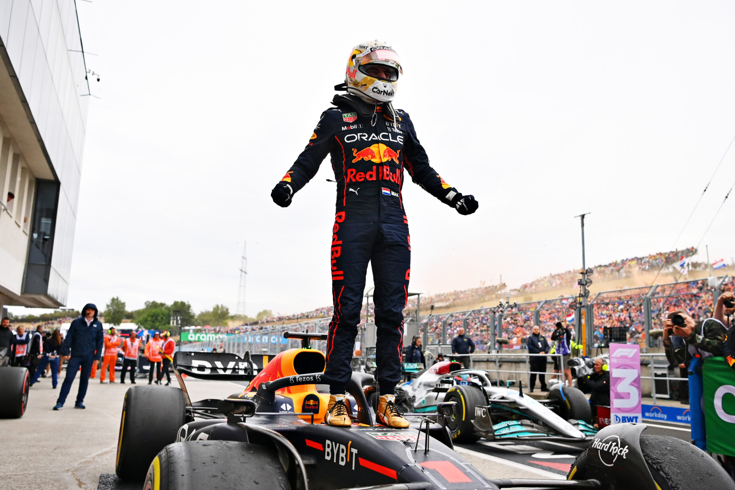 BUDAPEST, HUNGARY – JULY 31: Race winner Max Verstappen of the Netherlands and Oracle Red Bull Racing celebrates in parc ferme during the F1 Grand Prix of Hungary at Hungaroring on July 31, 2022 in Budapest, Hungary. (Photo by Dan Mullan/Getty Images) // Getty Images / Red Bull Content Pool // SI202207310479 // Usage for editorial use only //