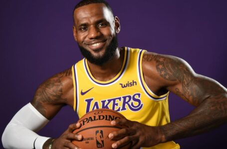 LeBron James renueva con los Lakers