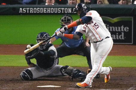 LOS ASTROS DOMINAN A YANKEES