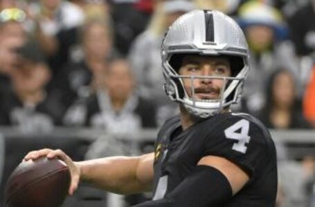 Derek Carr se va de los Raiders